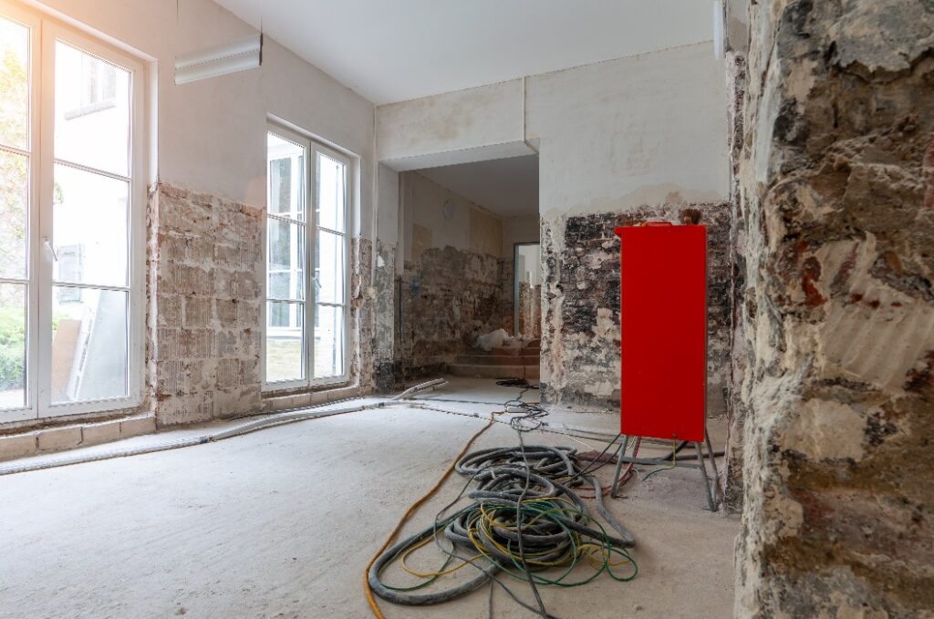 Wiederaufbau einer Altbauwohnung, vorbereitet und bereit zur Renovierung nach einem Hochwasserschaden